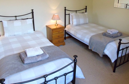 Holsworthy House | Spacious Barn Conversion with hot tub and fishing
