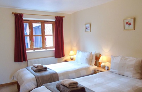 Holsworthy House | Spacious Barn Conversion with hot tub and fishing