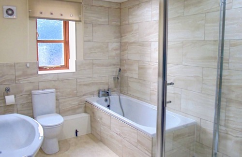 Holsworthy House | Spacious Barn Conversion with hot tub and fishing