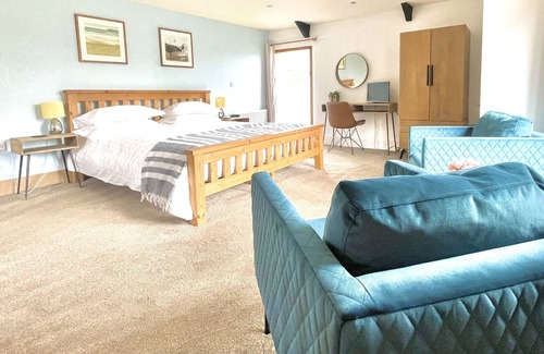 Saint Gennys Cottage | Spacious barn with superking bed, 5 minutes from the beach