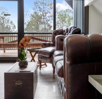 Tanunda House | Spacious Barossa Retreat with Balcony Views