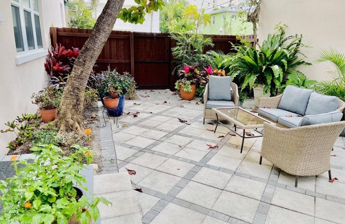 West Palm Beach Apartment | Spacious beautiful 2nd floor of historic home, walk/bike to downtown, Palm Beach