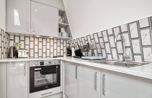 Southfields Apartment | Spacious Beauty with Private Balcony Park View