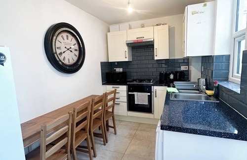 Tooting House | Spacious big house with a lovely patio, perfect for relaxing in Tooting