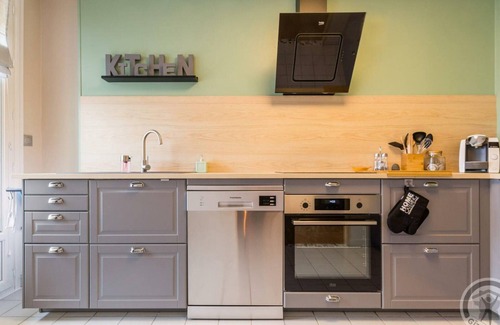 Granville Apartment | Spacious bright apartment in Granville, balcony, sheets included