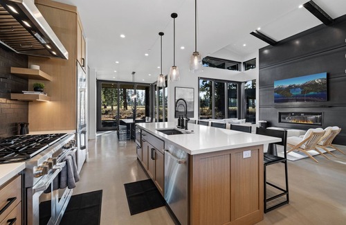 Truckee Villa | Spacious Bright Home on Golf Course| Fresh Modern Design| Private Hot Tub & Gym