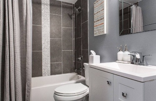 Grand Boulevard Apartment | Spacious Bronzeville Gem Garden lvl Near Downtown, University of Chicago, Museum