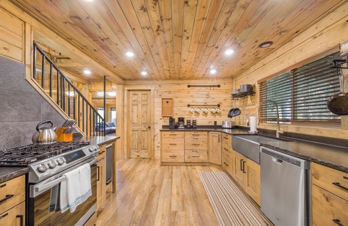 Island Park Cabin | Spacious Buffalo River House for Fall: Riverfront Views, Hot Tub, Arcade Games
