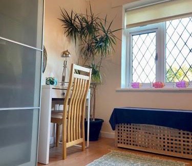 Bexhill-on-Sea Apartment | Spacious bungalow Air con & Wi-fi