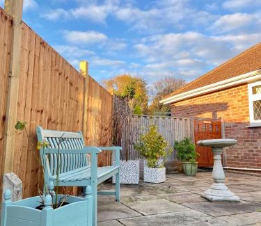 Bexhill-on-Sea Apartment | Spacious bungalow Air con & Wi-fi