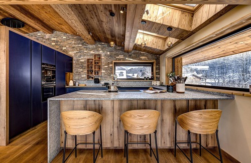 Les Praz-de-Chamonix Ski Chalet | Spacious chalet + clean & breakfast services daily