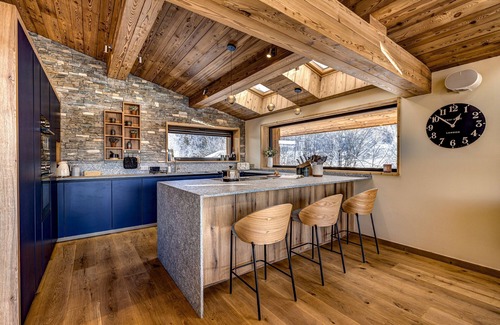 Les Praz-de-Chamonix Ski Chalet | Spacious chalet + clean & breakfast services daily