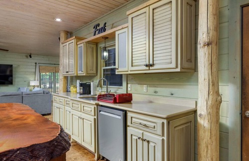 Florence House | Spacious Cabin Retreat, Private Hot Tub, Sleeps 10