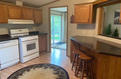 Luck Cabin | Spacious cabin right on the lake, perfect for your next family vacation!