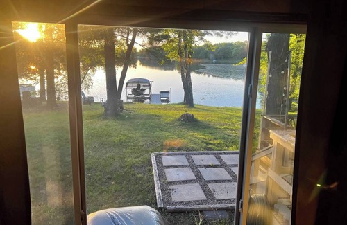 Luck Cabin | Spacious cabin right on the lake, perfect for your next family vacation!