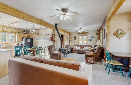 Drake House | Spacious cabin with stunning views, wifi, fully stocked kitchen & W/D