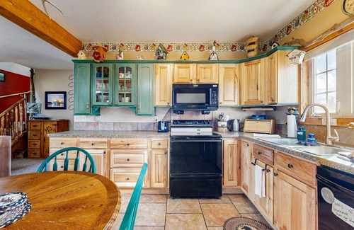 Drake House | Spacious cabin with stunning views, wifi, fully stocked kitchen & W/D