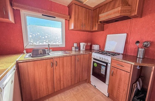 Lowestoft House | Spacious caravan for hire with decking by the beach in Suffolk ref 40094ND