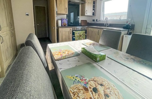 Hunstanton Cabin | Spacious caravan with large decking area, perfect to enjoy the sun, ref 23058C