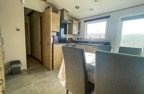 Hunstanton Cabin | Spacious caravan with large decking area, perfect to enjoy the sun, ref 23058C