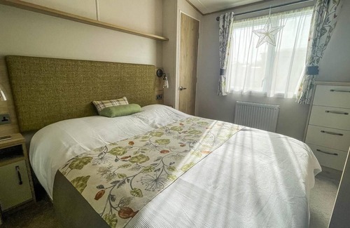 Hunstanton Cabin | Spacious caravan with large decking area, perfect to enjoy the sun, ref 23058C