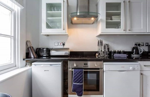 Winchester Apartment | Spacious Central Chic Apartment - Simply Check In