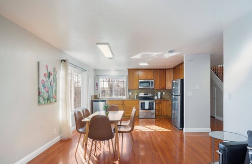 Union City House | Spacious & Central. Pool Table & Ping Pong. 6 TVS. Balcony. Garage. Wifi