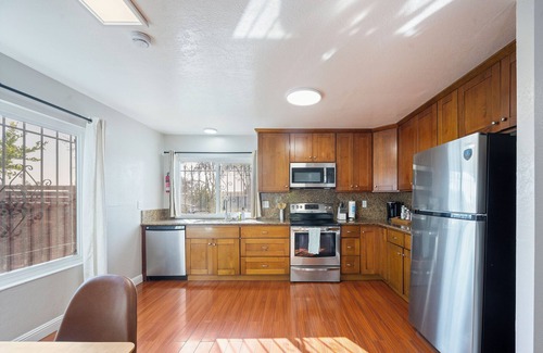 Union City House | Spacious & Central. Pool Table & Ping Pong. 6 TVS. Balcony. Garage. Wifi