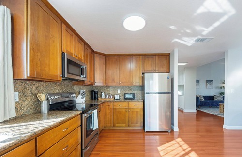 Union City House | Spacious & Central. Pool Table & Ping Pong. 6 TVS. Balcony. Garage. Wifi