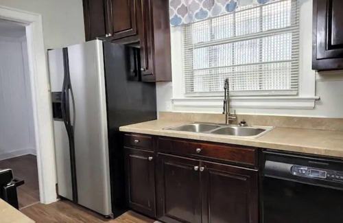 Montgomery House | Spacious Centrally Located 3 Bed 2 Bath - Sleeps 8