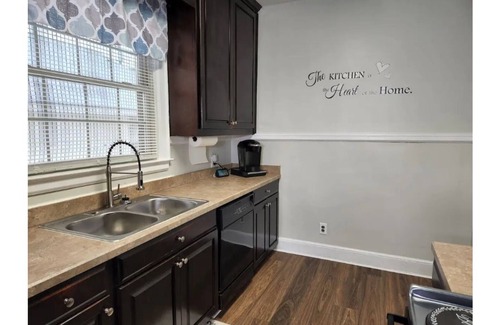 Montgomery House | Spacious Centrally Located 3 Bed 2 Bath - Sleeps 8
