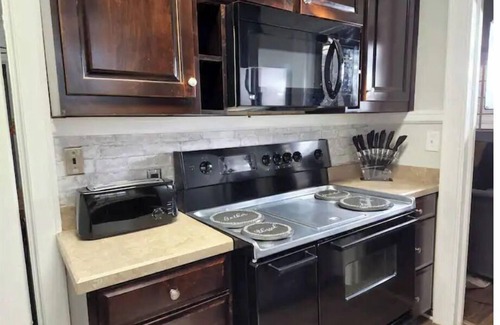 Montgomery House | Spacious Centrally Located 3 Bed 2 Bath - Sleeps 8