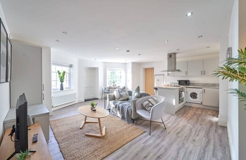 Preston Apartment | Spacious & Characterful Preston Apartment w Parking