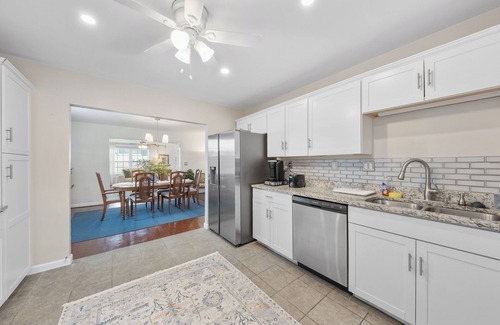 Macon House | Spacious & Charming Home - Walk to Mercer University