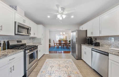 Macon House | Spacious & Charming Home - Walk to Mercer University
