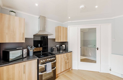 Dunfermline Apartment | Spacious City Apartment - Dunfermline