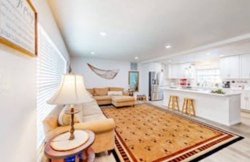 Clearwater House | Spacious Clearwater Getaway 4BR,3BA, Cowboy Pool, Pet-Friendly 10 Min to Beach