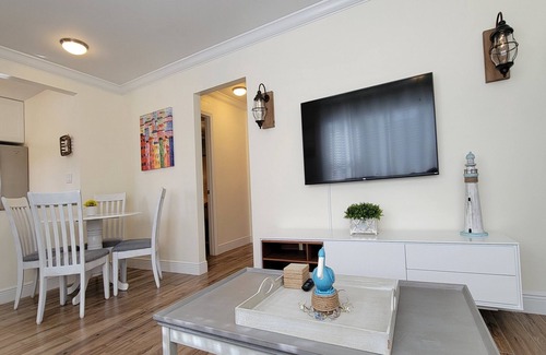 Palm Beach Shores House | 💖Spacious Coastal Townhouse - 3 min Walk to The Beach!