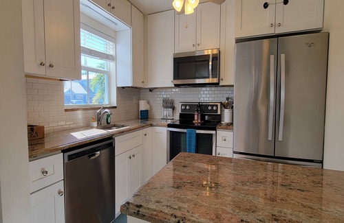 Palm Beach Shores House | 💖Spacious Coastal Townhouse - 3 min Walk to The Beach!