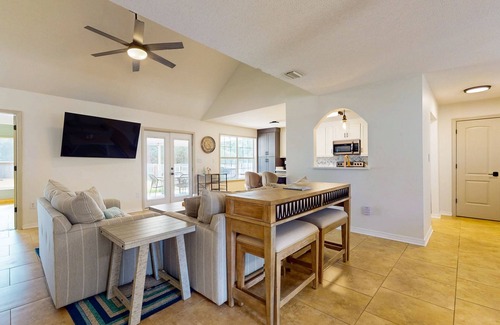 Gulf Breeze House | Spacious coastal home with private yard and close to town
