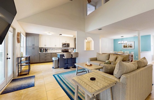 Gulf Breeze House | Spacious coastal home with private yard and close to town