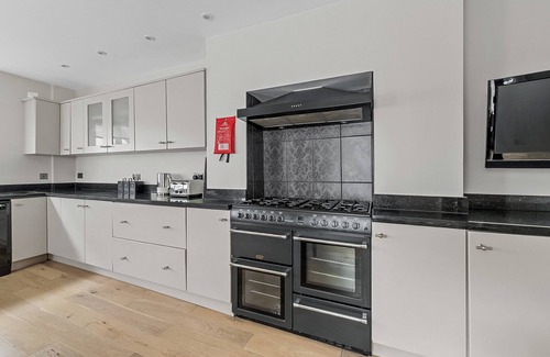 Plymouth House | Spacious Comfortable 4 Bedroom House Close to City Centre, Barbican, Hoe & Moors