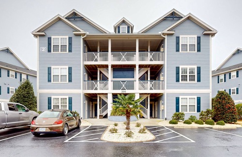 St. James Condo | Spacious condo with marina, pool access, streaming & AC