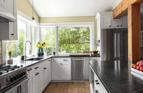 Waterbury House | Spacious Contemporary Dream Home