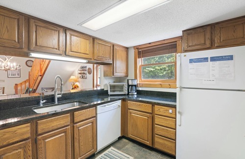 West Dover House | Spacious Corner Townhouse from Mt. Snow! Private hot tub!