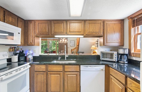 West Dover House | Spacious Corner Townhouse from Mt. Snow! Private hot tub!
