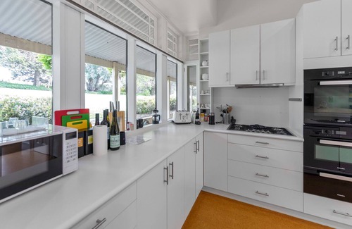 Auburn House | Spacious Country Homestead in the Wine Estate