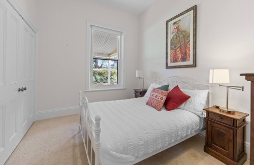 Auburn House | Spacious Country Homestead in the Wine Estate