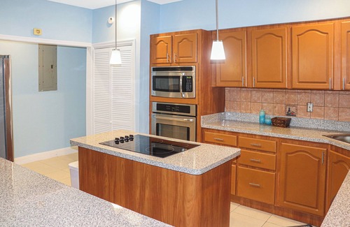 Downtown Apartment | Spacious Cozy 3 bedroom unit with a private pool, centrally located in Freeport