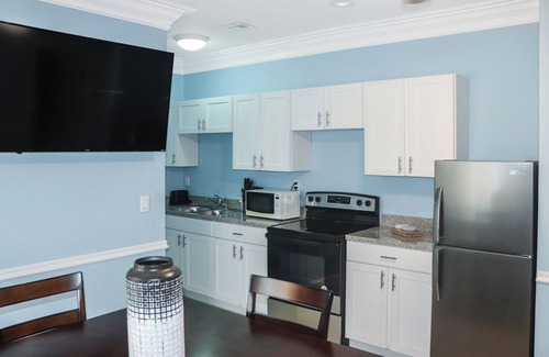 Downtown Apartment | Spacious Cozy 3 bedroom unit with a private pool, centrally located in Freeport